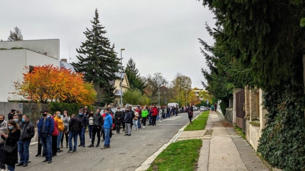 FOTO // Chiar dacă au așteptat ore în șir, moldovenii din diasporă au votat masiv. Câți moldoveni din străinătate au votat